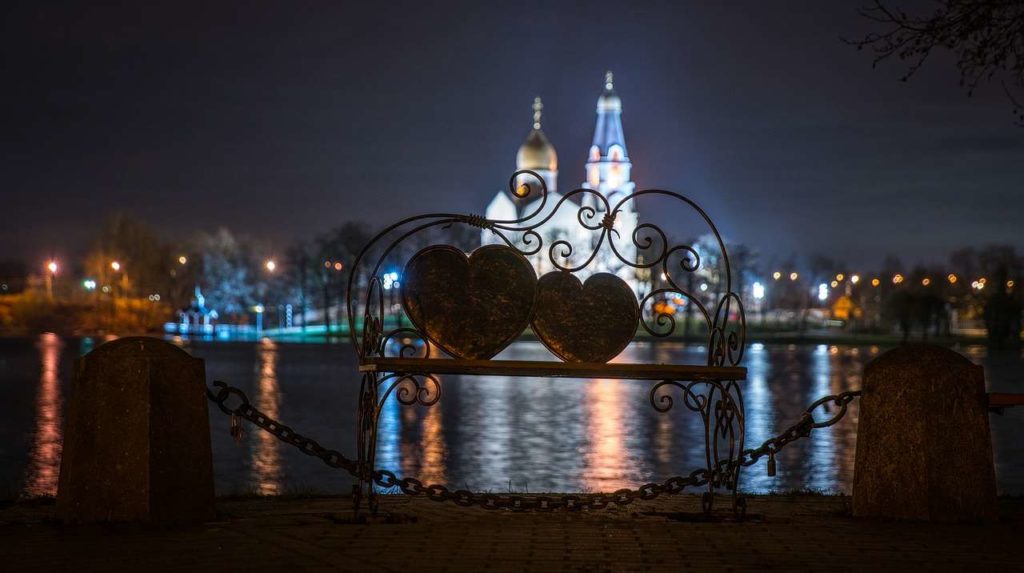 Лавочка с сердцами